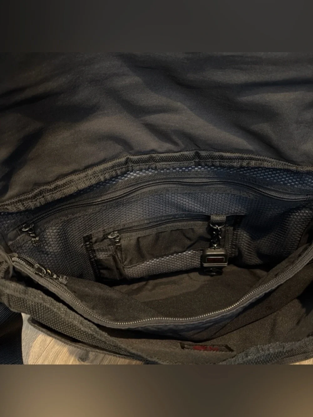 Tumi T2 Tech Bag Black Ballistic Expandable Messenger Laptop Bag Satchel Travel